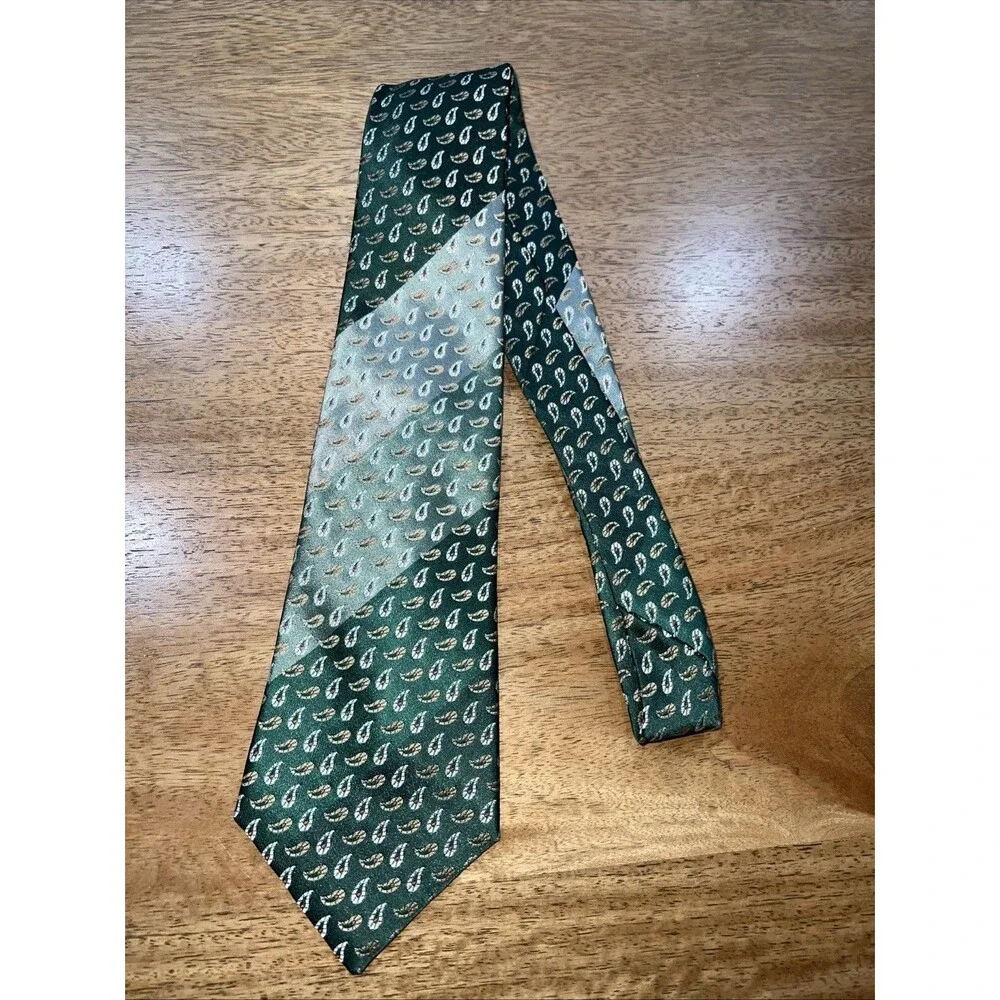 Vintage Secundum Artem Green Paisley 100% Polyester Classic Mens Tie Made In USA